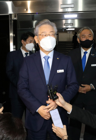 민주당 대선후보인 이재명 경기지사가 지난 18일 경기도청에서 열린 국회 행정안전위원회의 경기도 국감을 마친 뒤 취재진의 질문에 답하고 있다. 경기사진공동취재단=연합뉴스